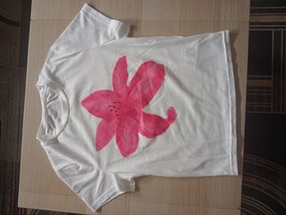 Camiseta blanca - Flor rosa