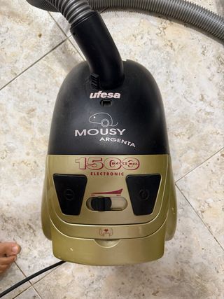 Aspiradora Ufesa Moussy Argenta 1500w