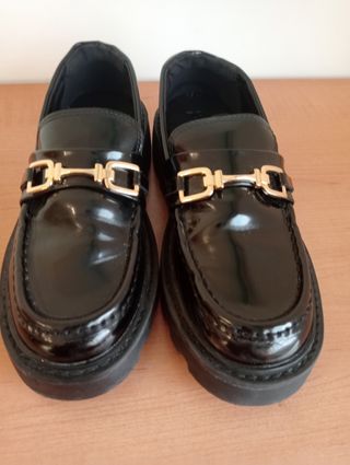 Zapatos negros hebilla dorada, talla 36