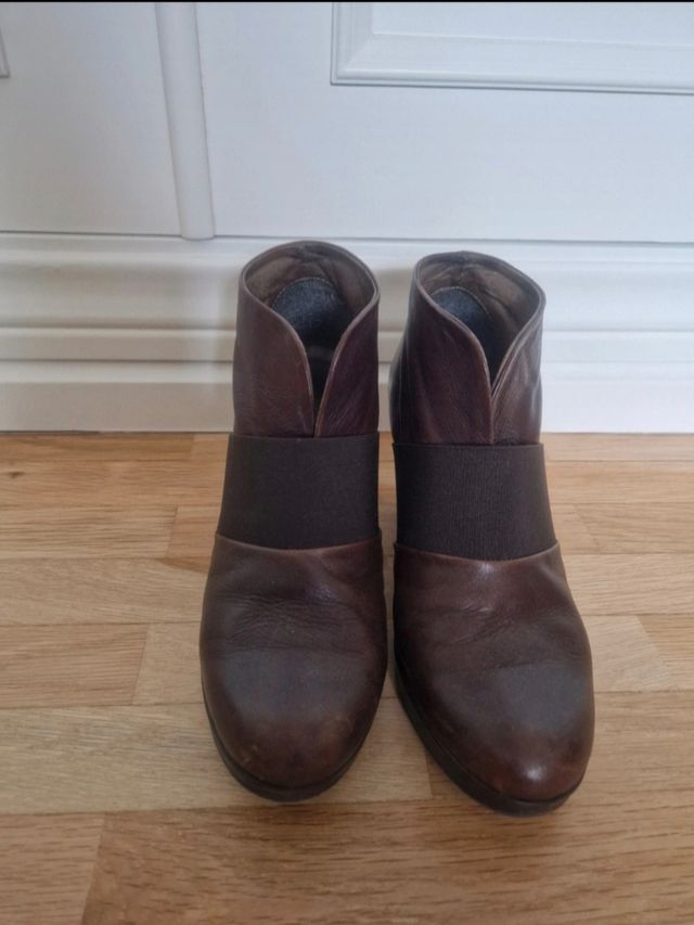 Botines Eva vs Maria marrones