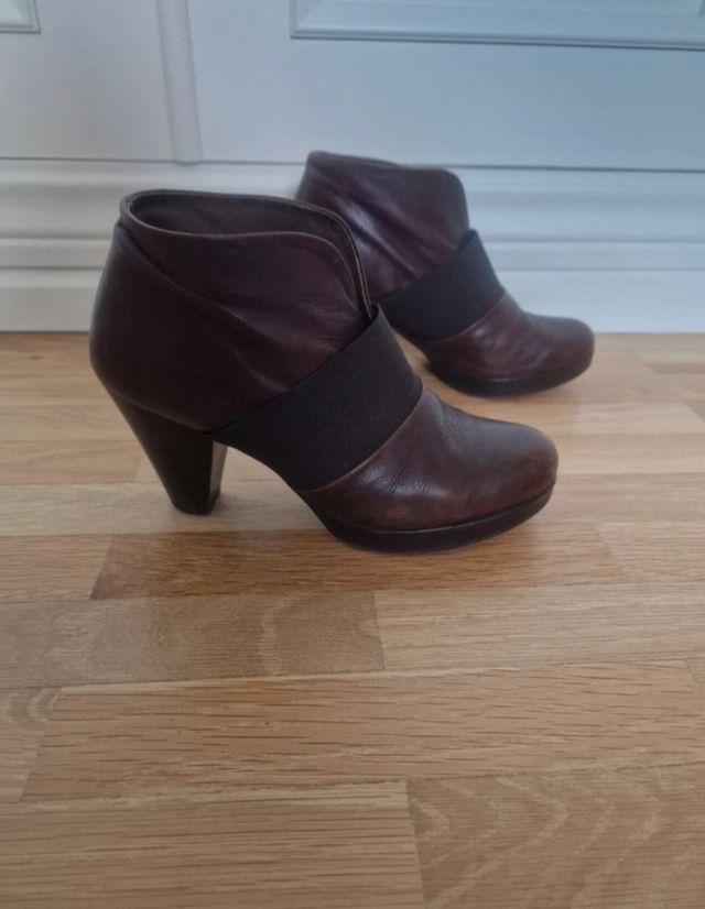 Botines Eva vs Maria marrones