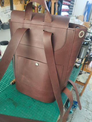 Bolso mochila de cuero hecha 100% a mano