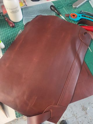 Bolso mochila de cuero hecha 100% a mano