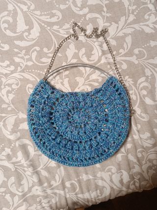 Bolso crochet azul y plateado 