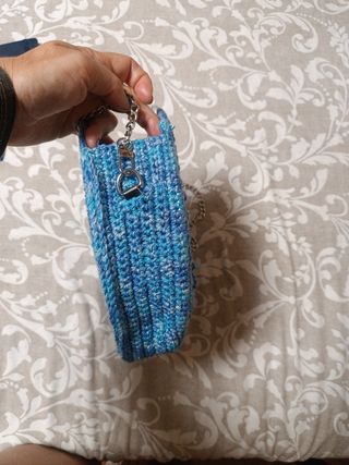 Bolso crochet azul y plateado 