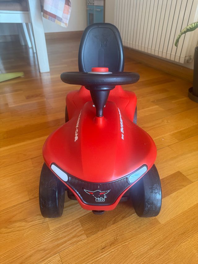 Coche Bobby Car Neo rojo con varilla de empuje
