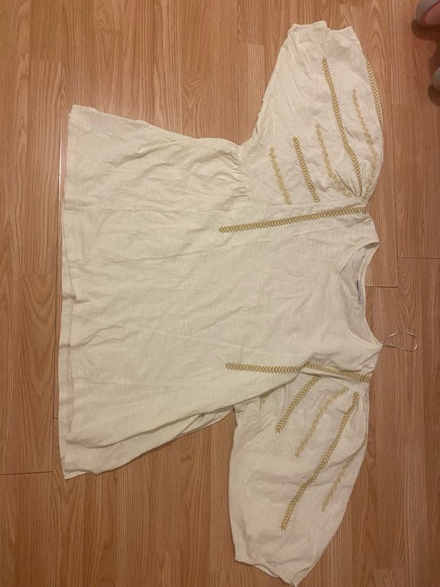 camiseta amarilla con bordados.