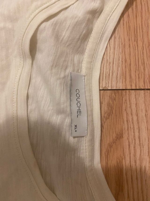 camiseta amarilla con bordados.