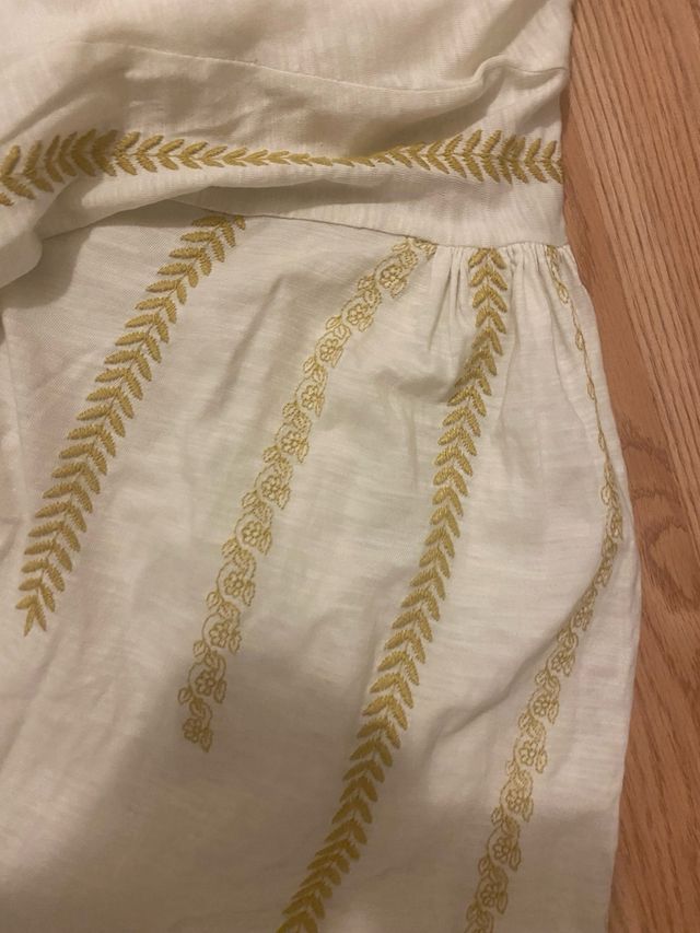 camiseta amarilla con bordados.