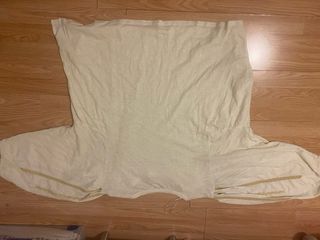 Blusa amarilla con bordados.