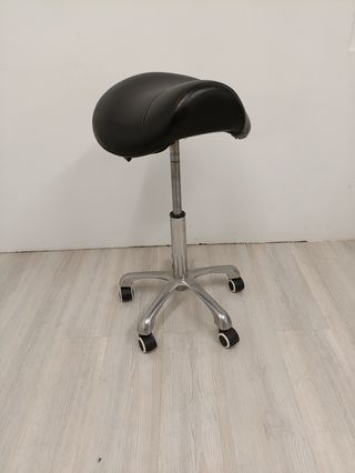 Taburete ergonómico ajustable con ruedas.