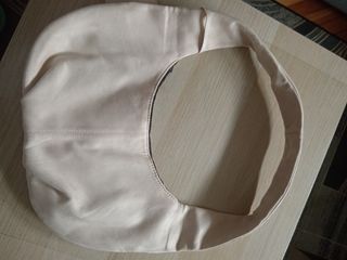 Bolso bandolera beige con tachuelas
