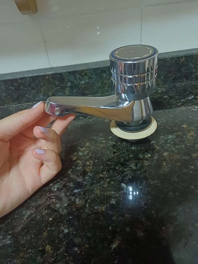 Grifo metálico plateado