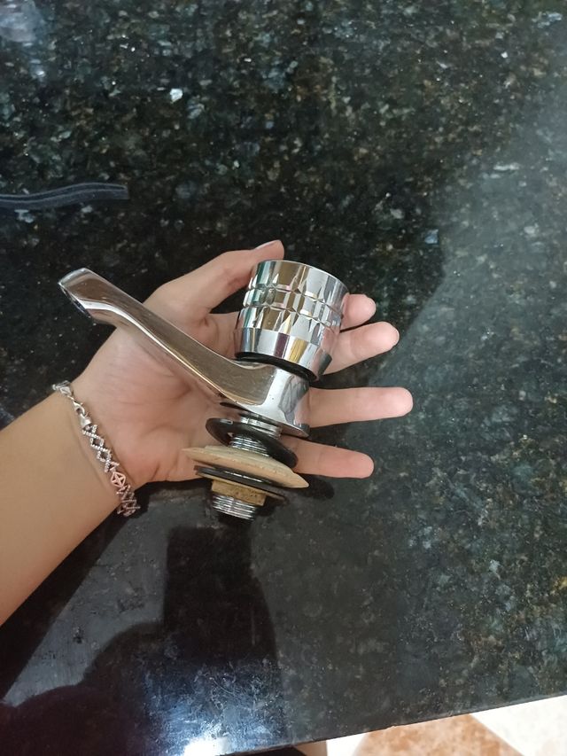 Grifo metálico plateado