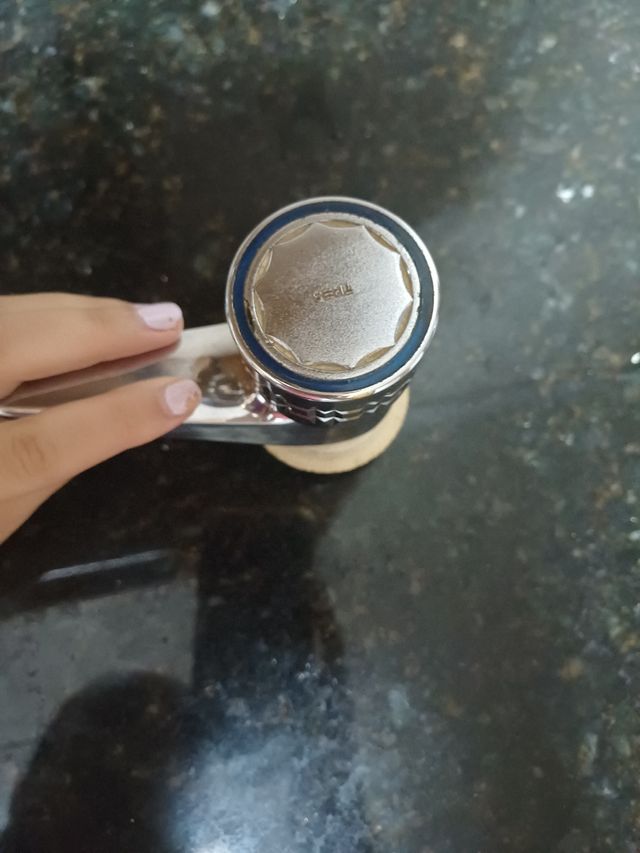 Grifo metálico plateado