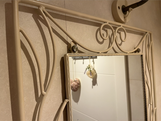 Espejo decorativo con marco de forja beige vintage