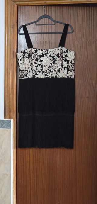 Vestido negro con flecos y lentejuelas.