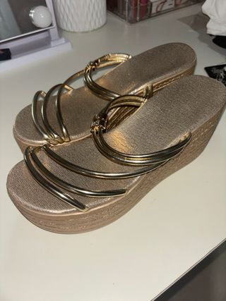 Cuñas doradas Shein