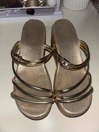 Cuñas doradas Shein
