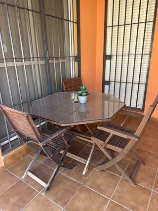 Mesa octogonal madera+4 sillas con cristal octogon