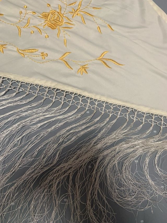 Mantón bordado beige y dorado