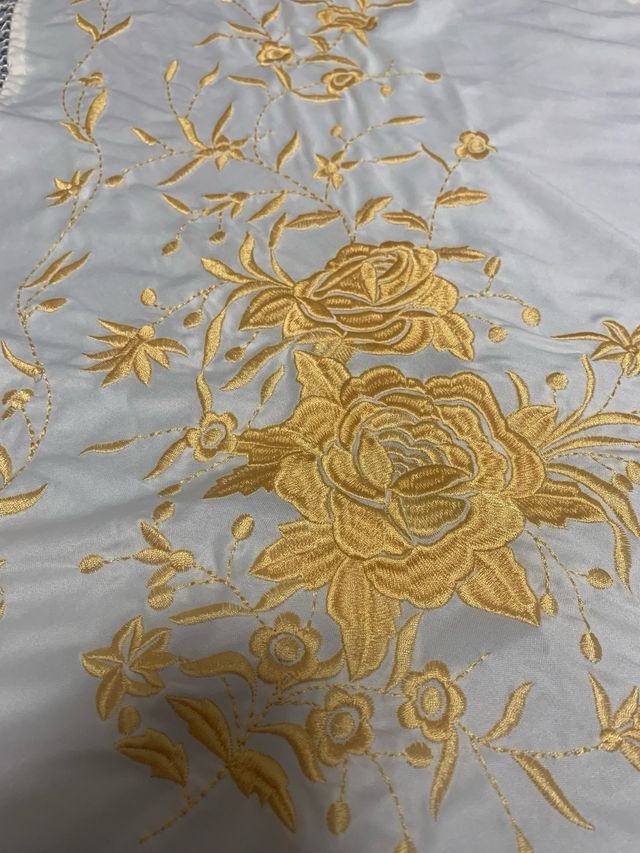 Mantón bordado beige y dorado