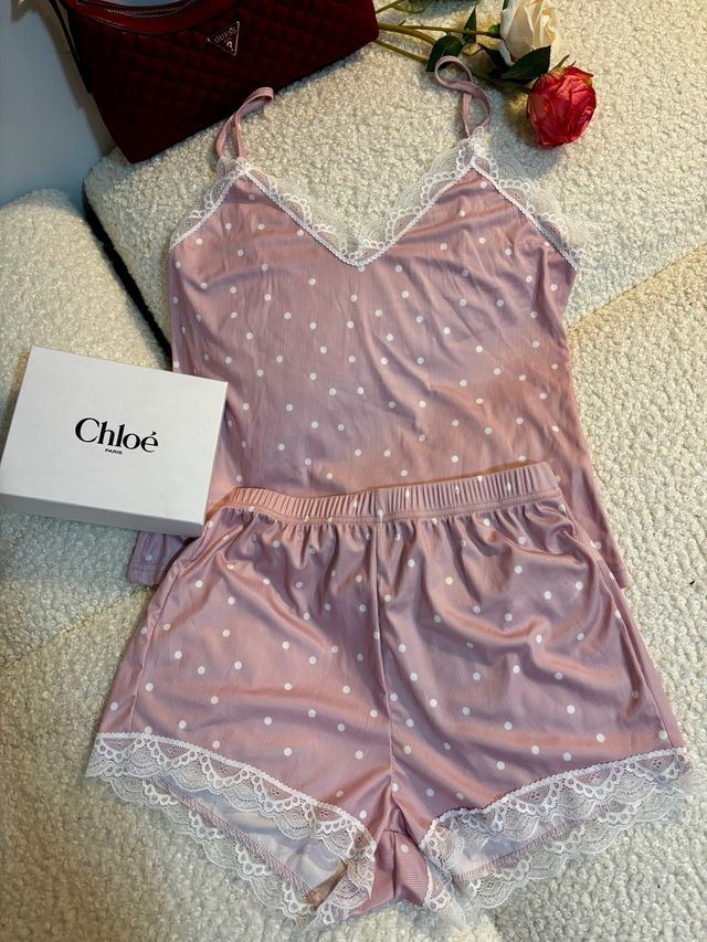 Pijama corto rosa lunares