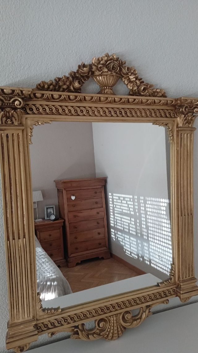 Espejo dorado madera,no hago envios. Maciza.Tiene