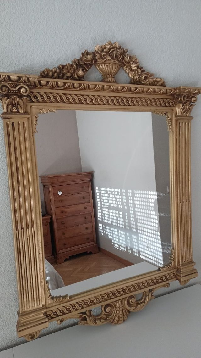 Espejo dorado madera,no hago envios. Maciza.Tiene
