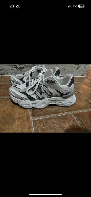 Zapatillas deportivas grises y blancas