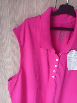 Camiseta polo larga ,color fucsia, sin mangas