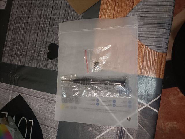 Destornillador pequeño + tornillos