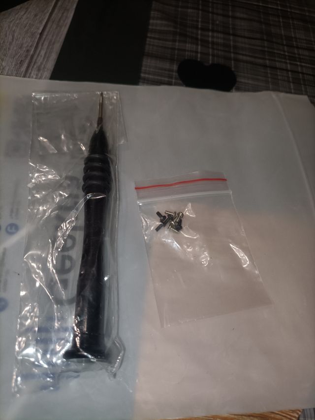 Destornillador pequeño + tornillos