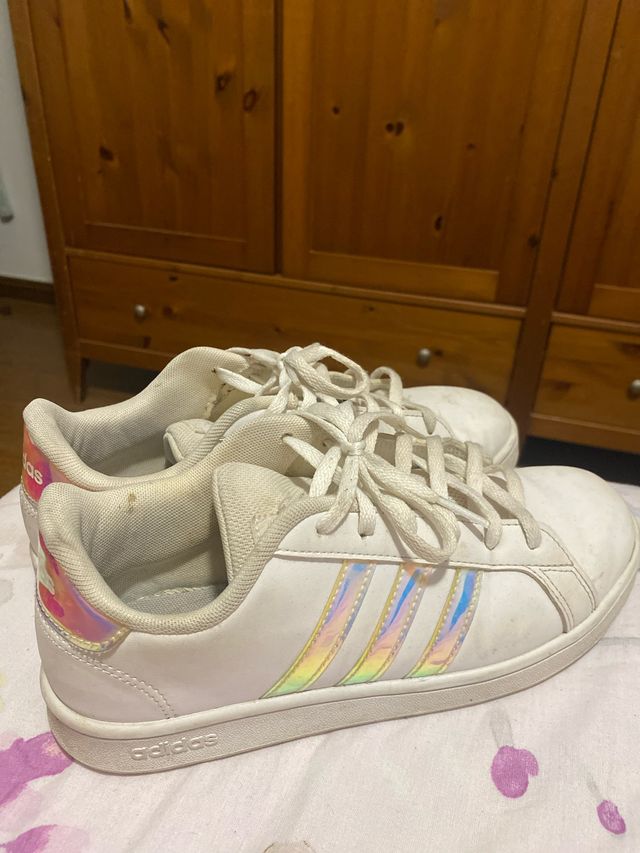 Zapatillas Adidas blancas efecto iridiscente