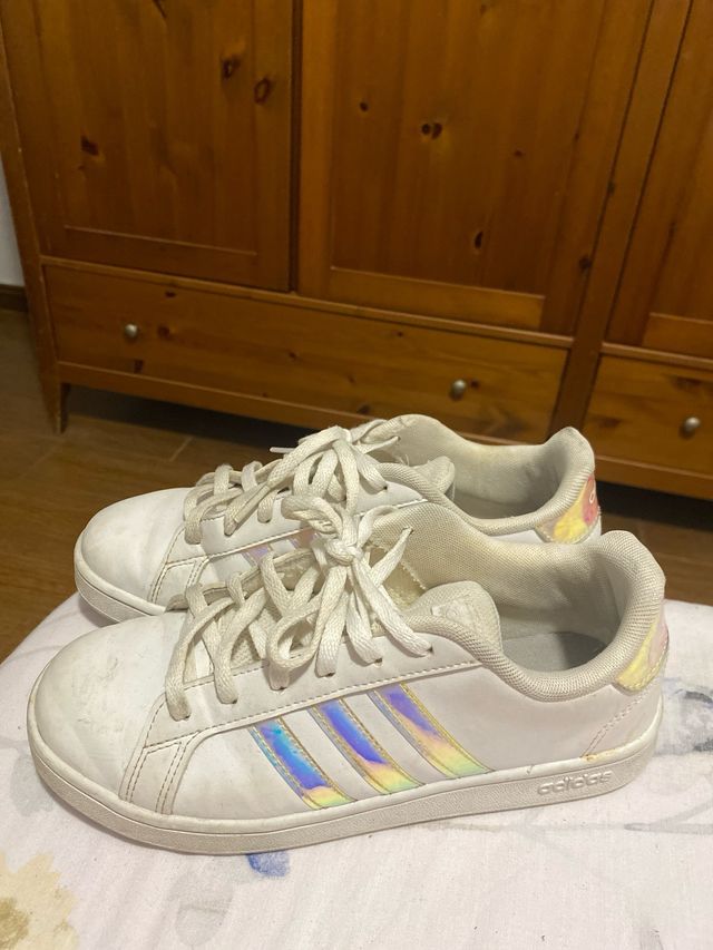 Zapatillas Adidas blancas efecto iridiscente