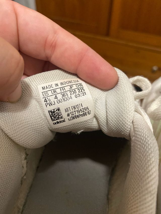 Zapatillas Adidas blancas efecto iridiscente