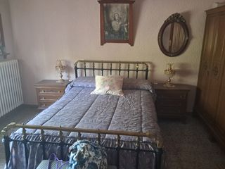 Dormitorio antiguo - Cama y mesitas
