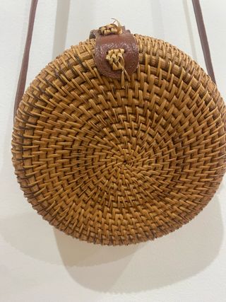 Bolso rafia redondo.