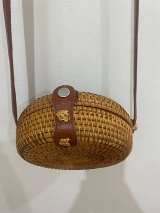 Bolso rafia redondo.
