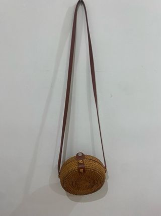 Bolso rafia redondo.