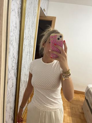Camiseta blanca lunares rojos.