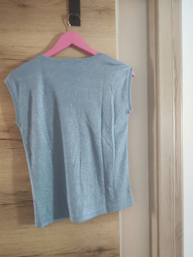 Camiseta azul brillante