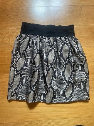 Falda serpiente negra y marrón