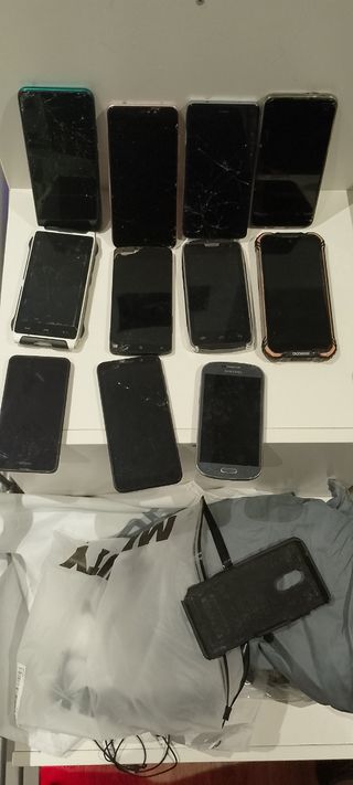 Lotto 11 telefoni cellulari rotti