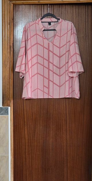 Blusa blanca y rosa de media manga