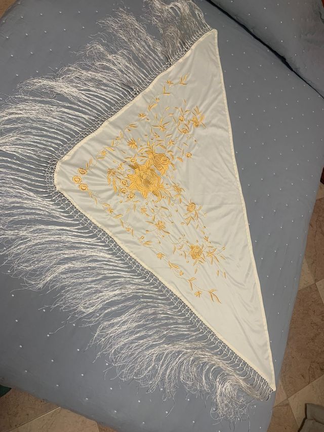 Mantón de Manila bordado beige y dorado