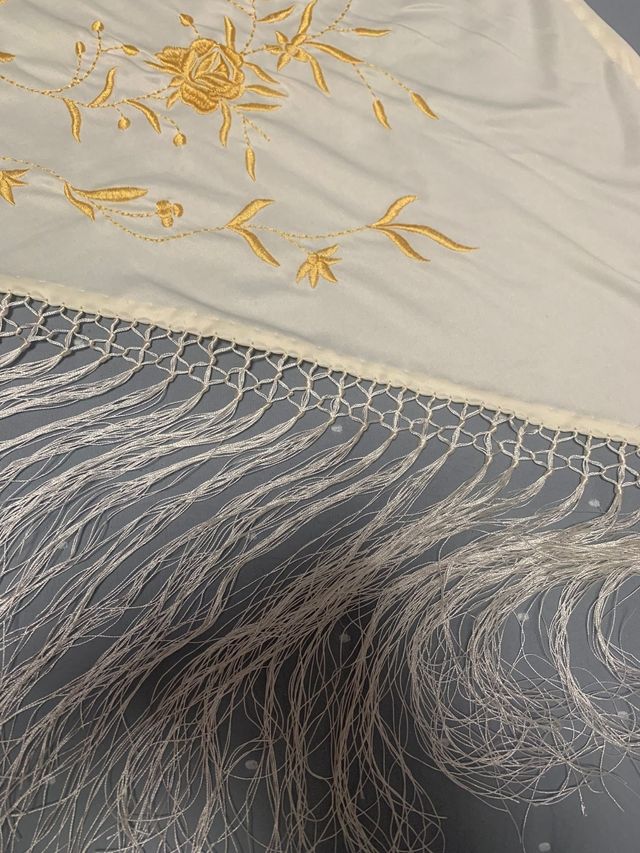 Mantón de Manila bordado beige y dorado