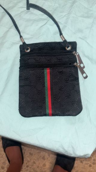 Bolsito Gucci negra c/rojo