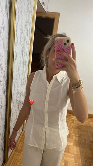 Blusa blanca sin mangas.