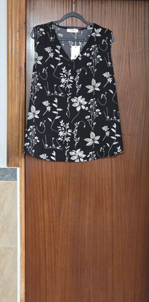 Blusa negra con estampado de flores.